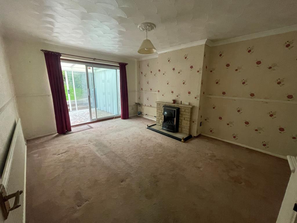 Lot: 101 - DETACHED BUNGALOW FOR IMPROVEMENT - Living room with access to conservatory